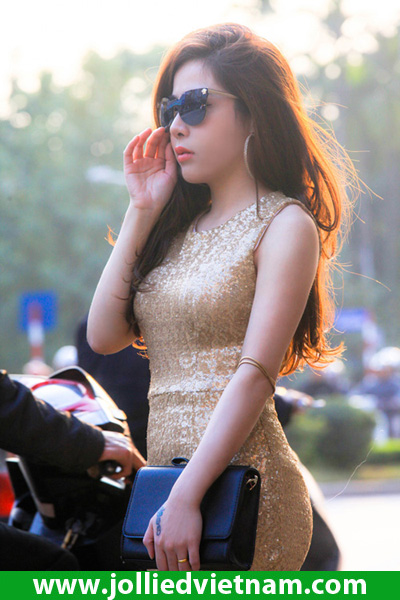Hot girl Linh Jollie diện váy đẹp khiêu khích