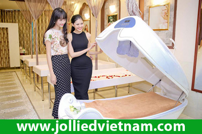 Hot girl Linh Jollie lái xế hộp nổi bật đi nhận giải thưởng thương hiệu uy tín