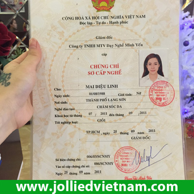 Hot girl Linh Jollie lái xế hộp nổi bật đi nhận giải thưởng thương hiệu uy tín