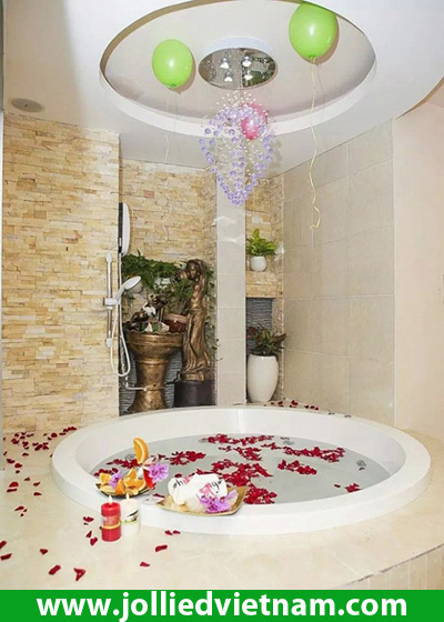 Hot girl Linh Jollie tưng bừng khai trương Jollie D Spa TP.HCM