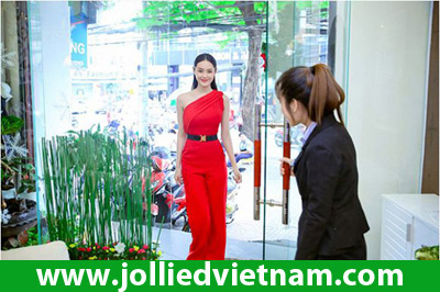 Linh Chi diện váy đỏ rực đến làm đẹp tại Jollie D Spa