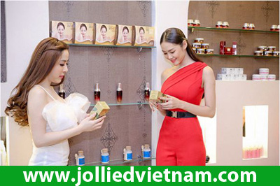 Linh Chi diện váy đỏ rực đến làm đẹp tại Jollie D Spa