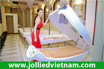 Linh Chi diện váy đỏ rực đến làm đẹp tại Jollie D Spa