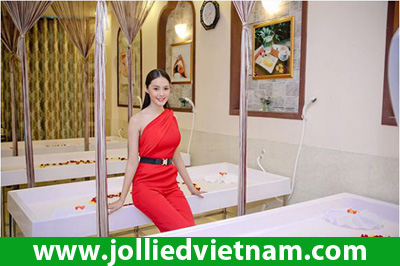 Linh Chi diện váy đỏ rực đến làm đẹp tại Jollie D Spa